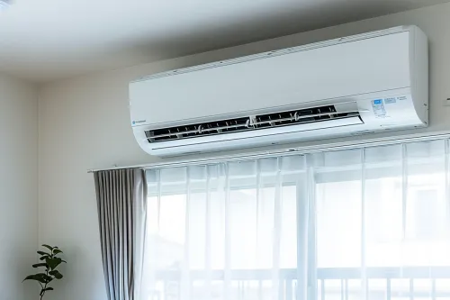 Système multi split résidentiel avec plusieurs unités intérieures connectées à une unité extérieure de climatisation