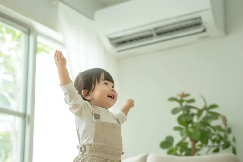 Mauvais positionnement d'un climatiseur split  :  unité intérieure trop basse et unité extérieure mal fixée au mur